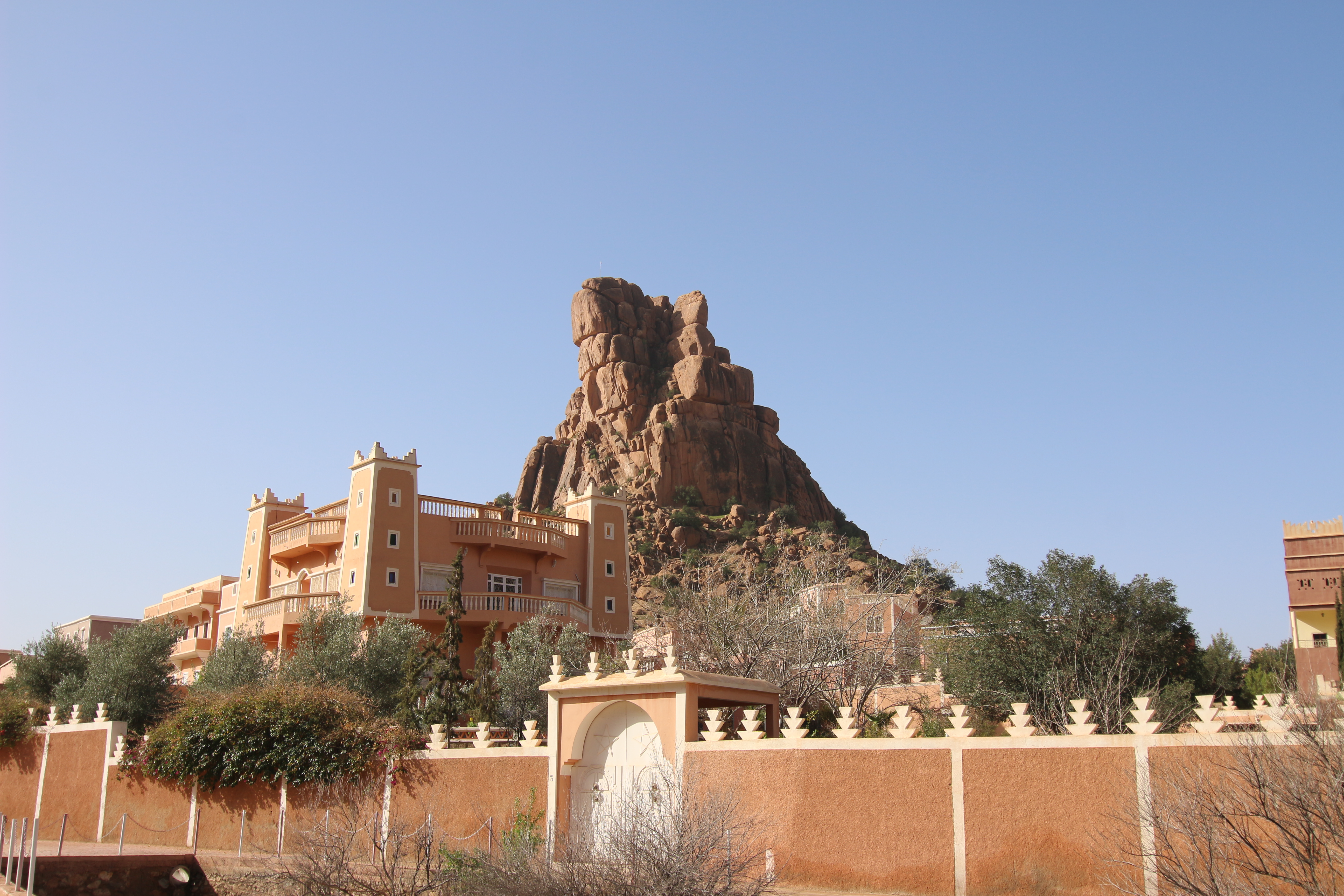 Granitfelsen und Kasbah-Architektur bei Tafraoute im Anti-Atlas