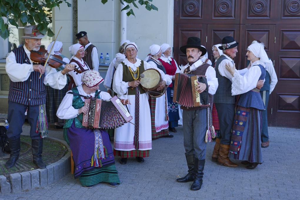  Traditionelle Tänze und Gesänge in der Altstadt von Vilnius