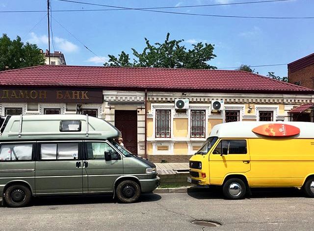 Zwei VW Busse - Der eine auf großer Reise, der andere in seiner neuen Heimat als Coffee Bar. 