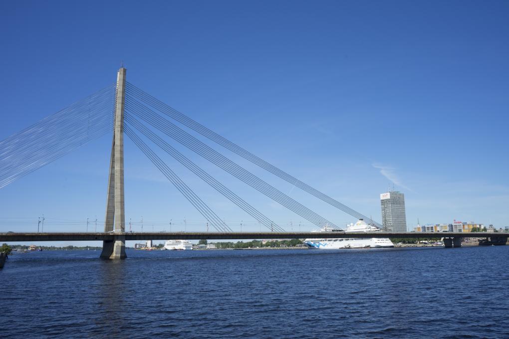  Die Vanšu-Brücke über der Düna, Riga