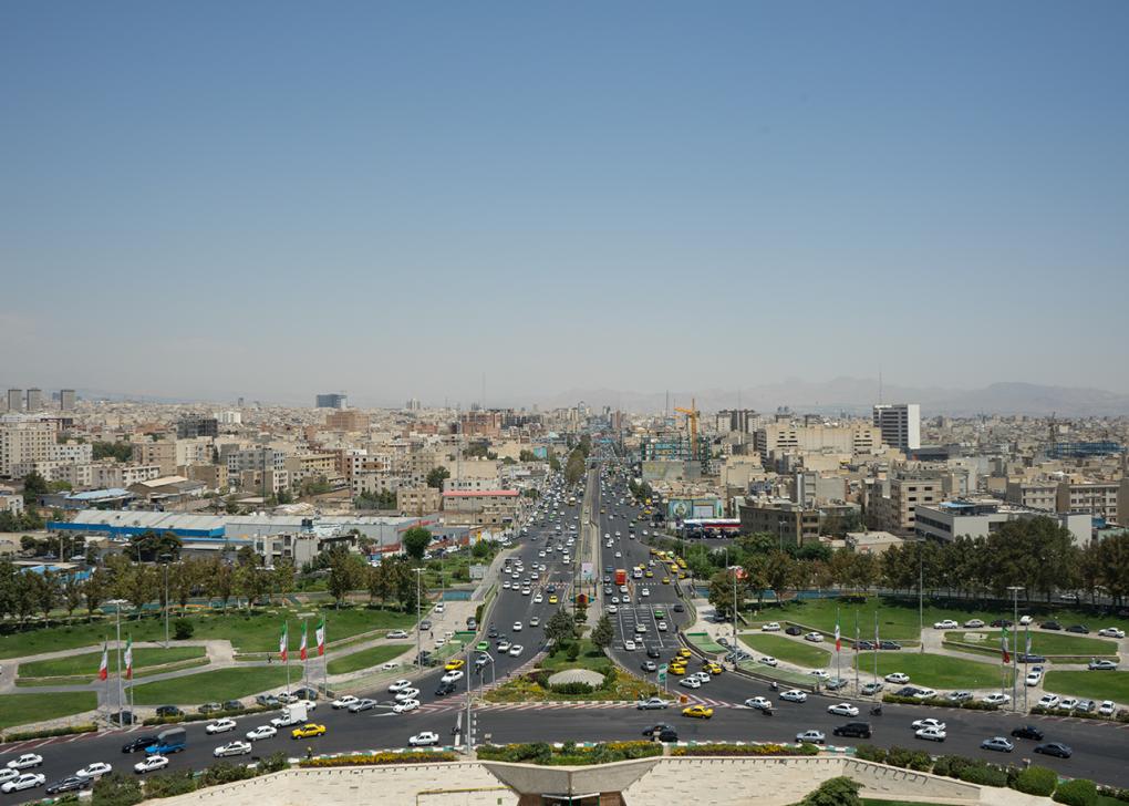 Blick vom bekannten Azadi-Turm über die Dächern Teherans