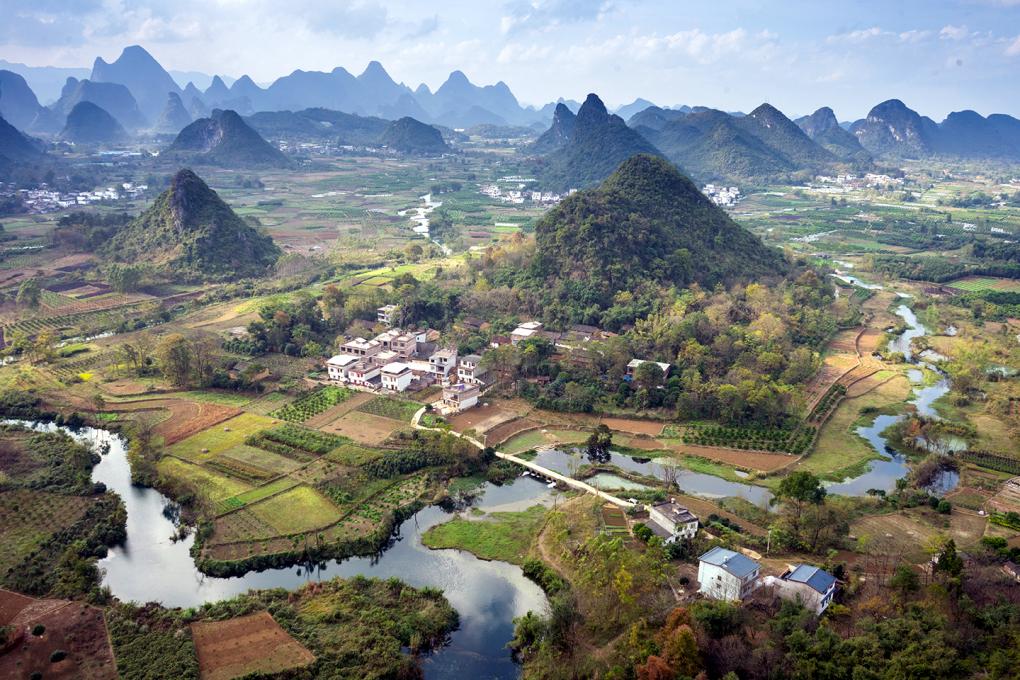 „Die berühmte Karstlandschaft von Putao mit Blick auf dem Fluss Yulong.“