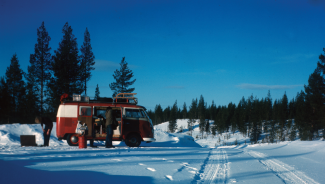 VW-Bulli im Schnee