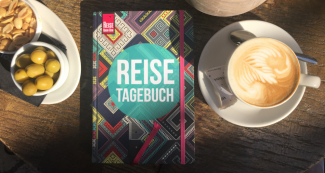 Reisetagebuch mit Kaffeetasse