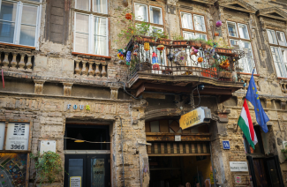 Eingang zur Szimpla Kert Ruinenbar in Budapest