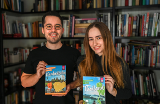 Das Autorenpaar Alexasia hält zwei Reiseführer in der Hand