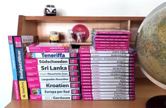 Bücherregal mit Januar Auslieferung