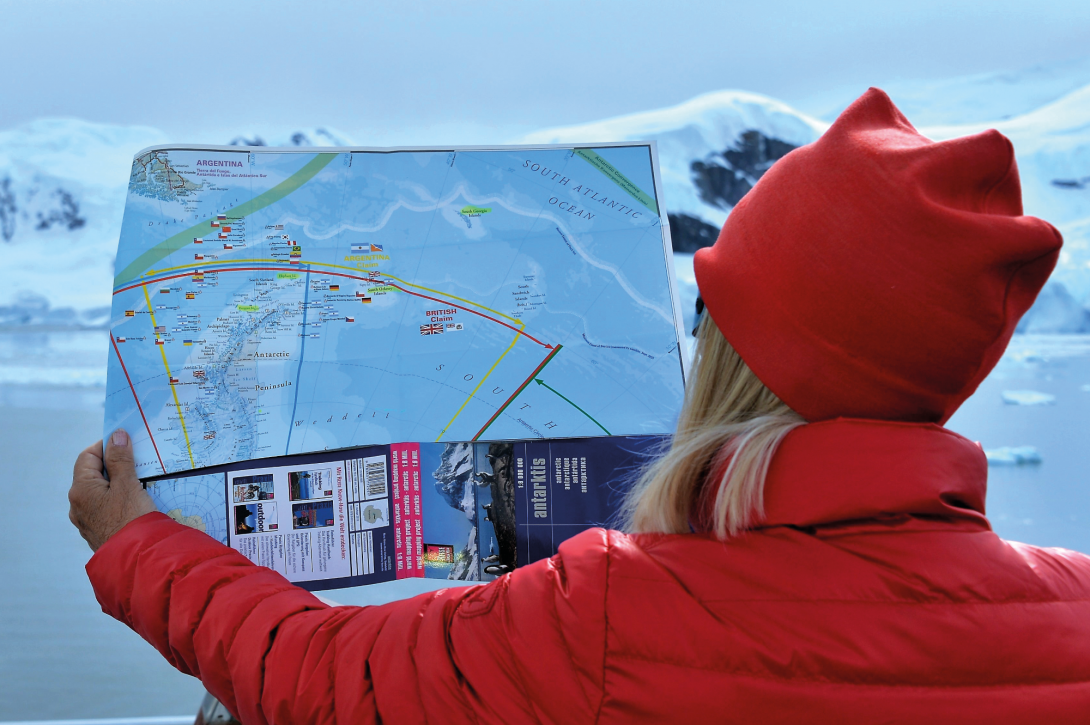Frau mit Landkarte Antarktis