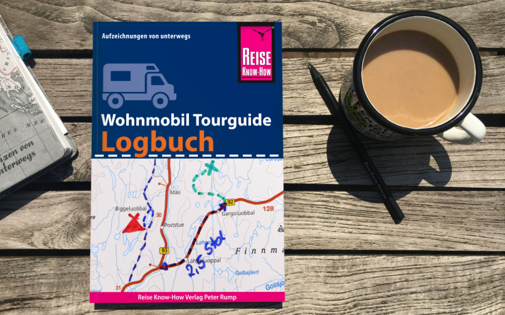 Wohmobil-Logbuch mit Kaffeetasse